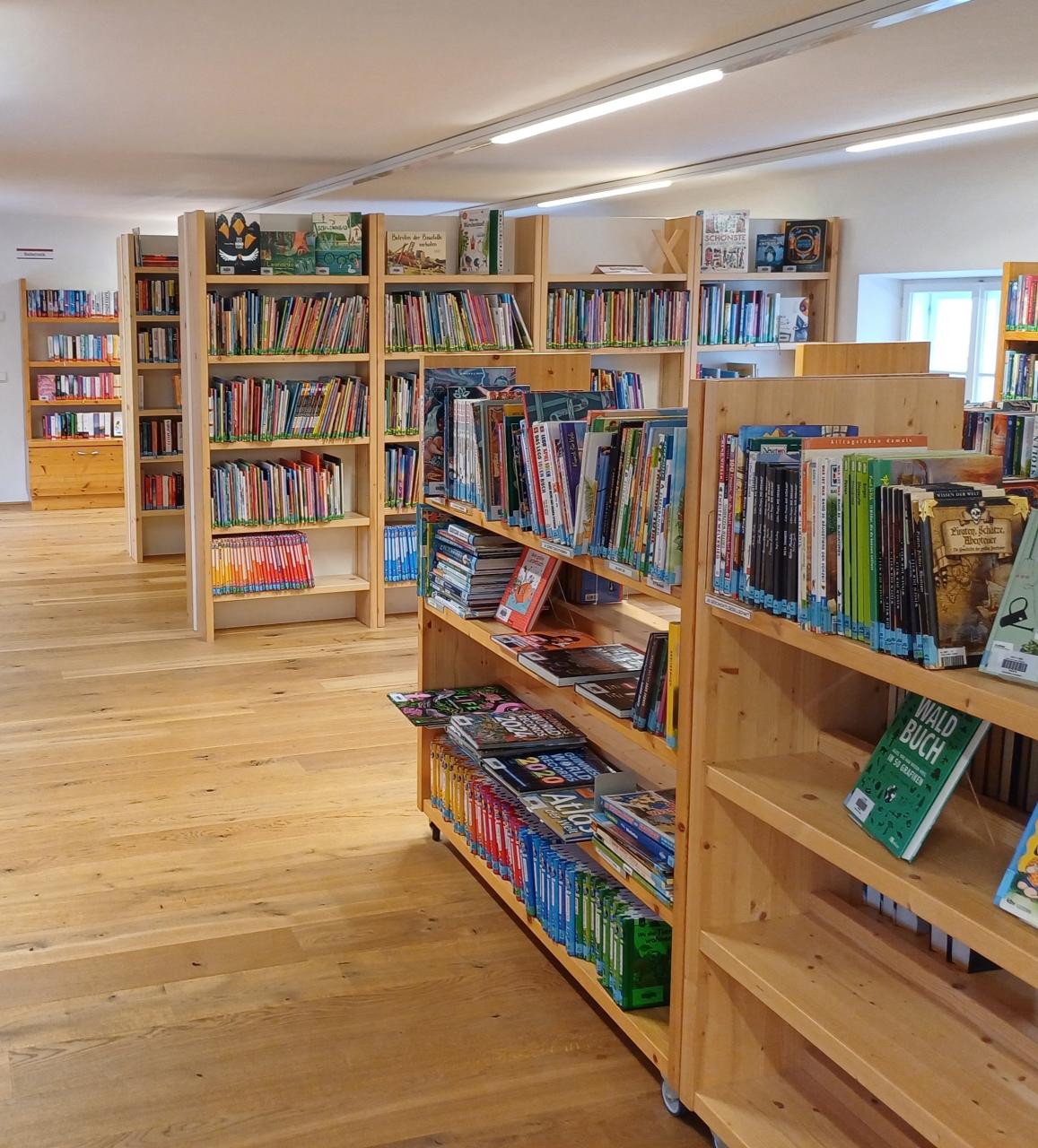 Bücherei Kematen Holzregale, Holzboden 
