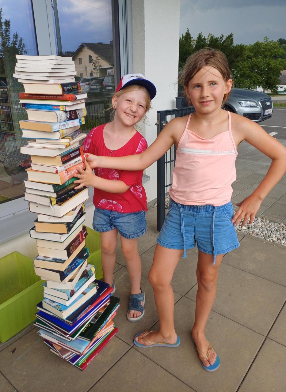 Bücherturm mit 2 VS Kindern