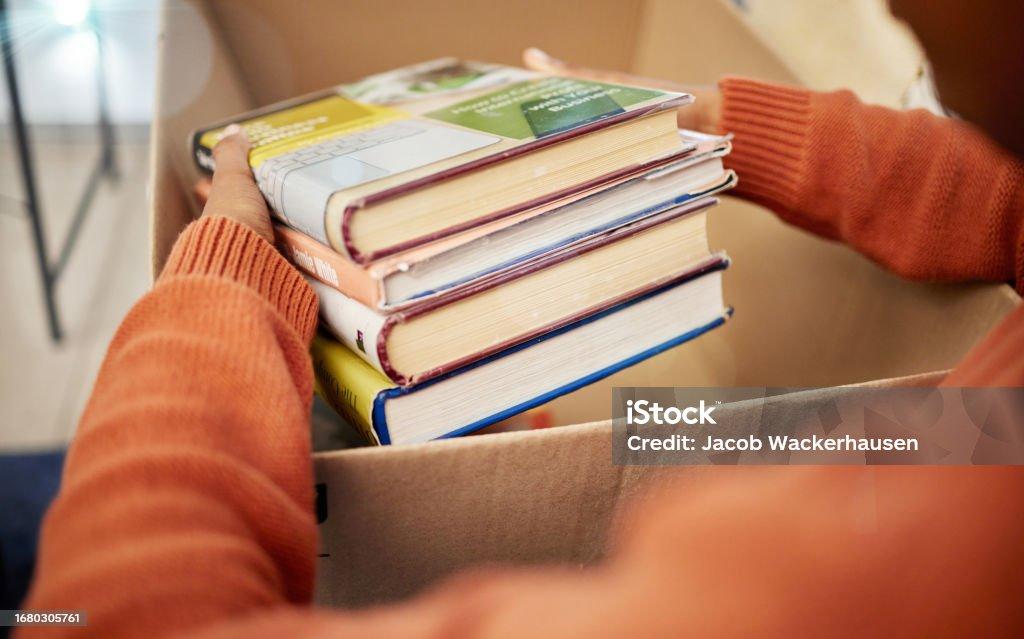 alte Bücher werden in großen Karton gelegt 