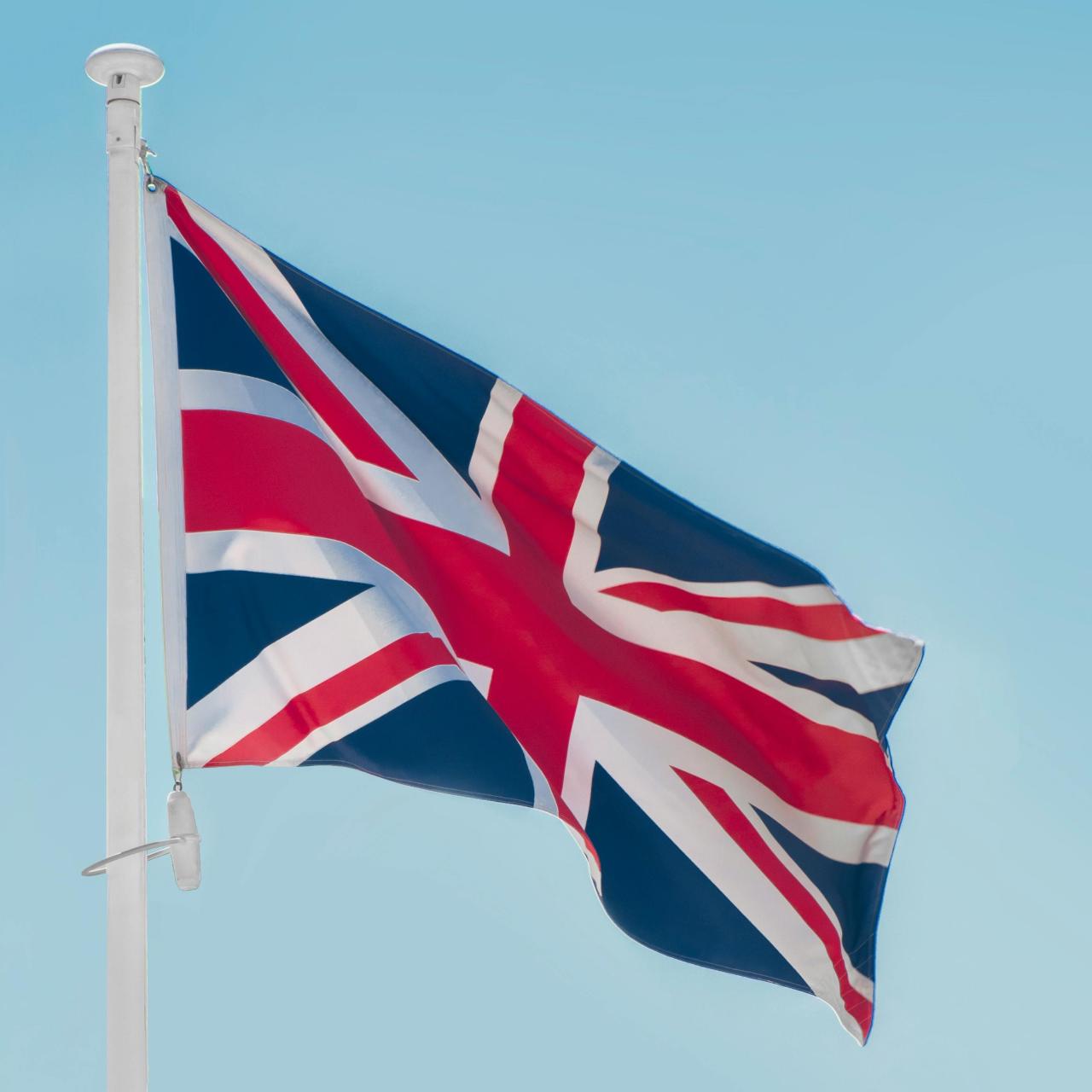 Englische Flagge wehend im Wind 