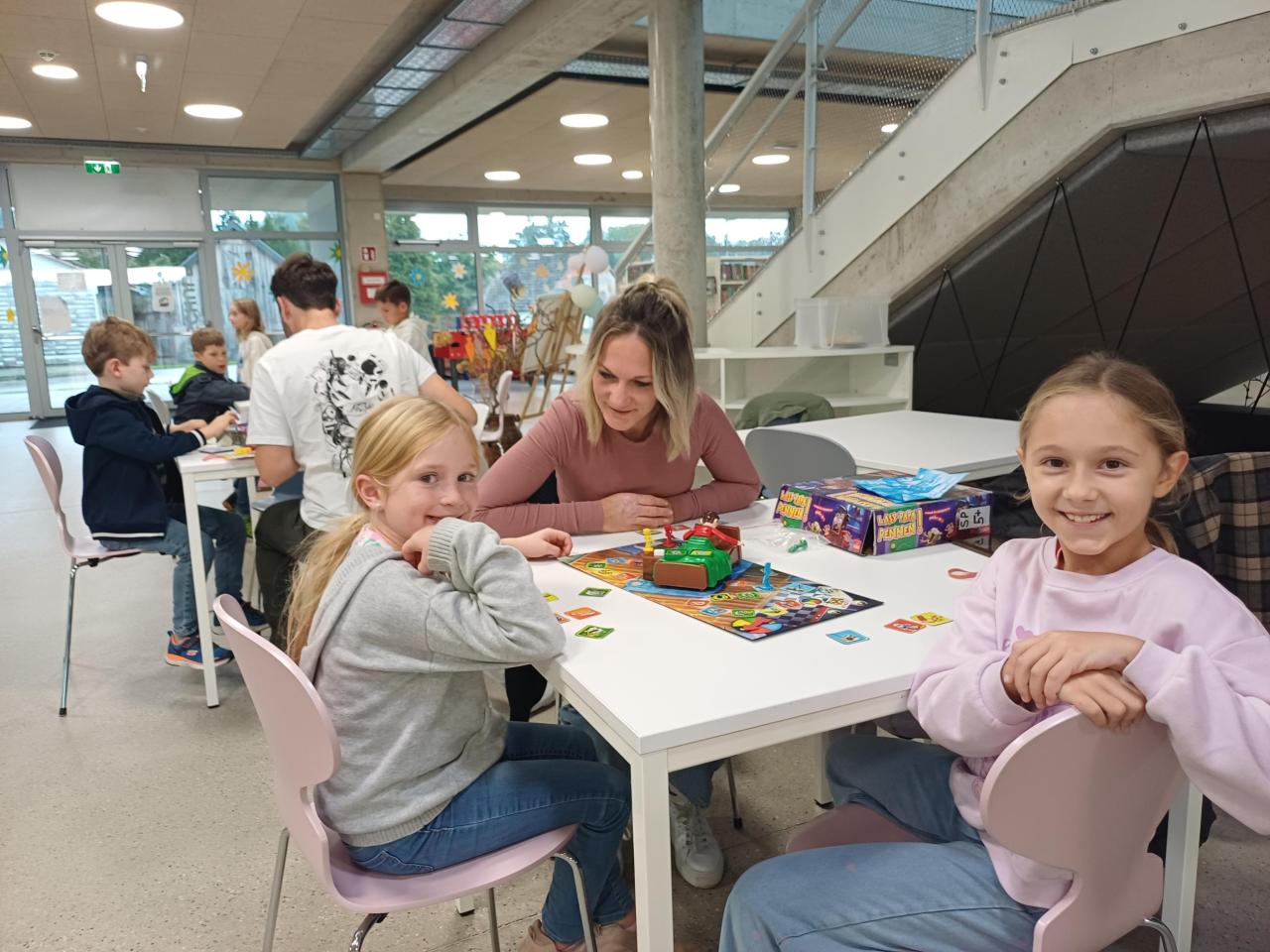 Tisch mit Spieler*innen