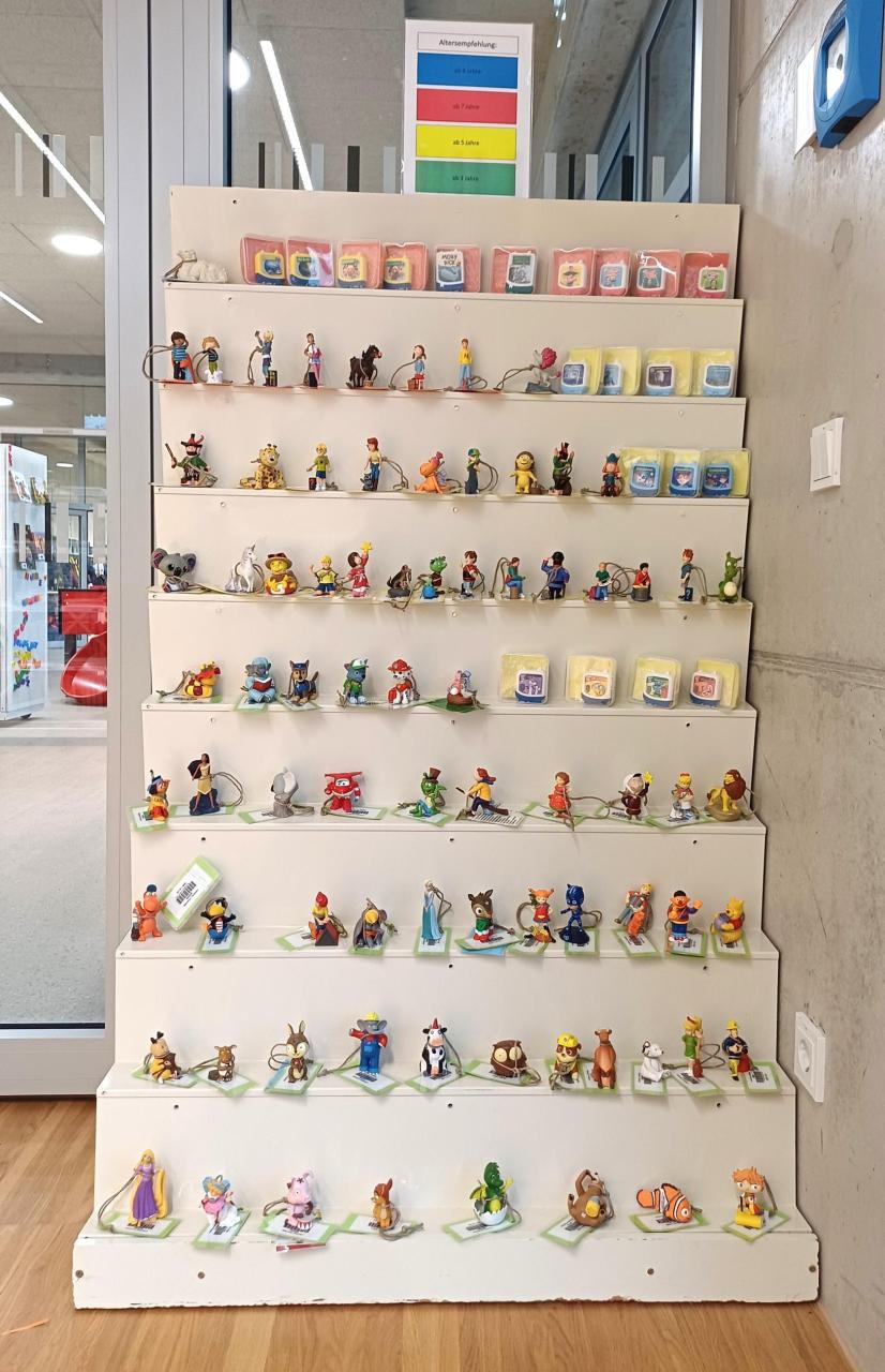 Weißes Regal mit vielen Tonies 