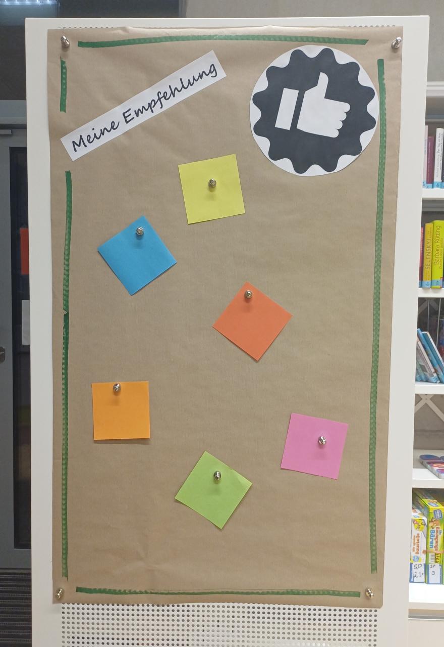 Regalseitenwand mit Buchempfehlungen! 