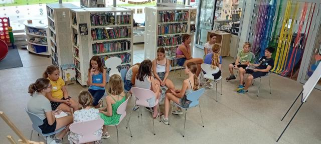 Kinder beim abstimmen 