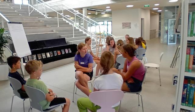 Gruppe Kinder beim besprechen