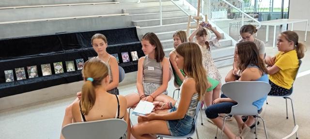 Gruppe Kinder beim Zuhören