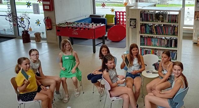 Kinder beim Abstimmen 