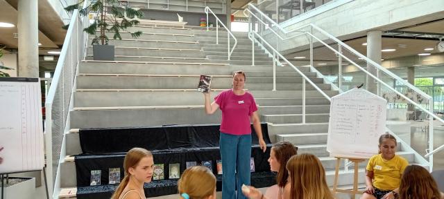 Buch wird von Mitarbeiter vorgestellt