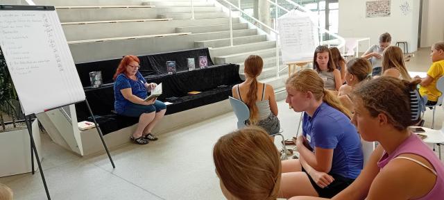 Leseprobe durch Büchereimitarbeiterin 