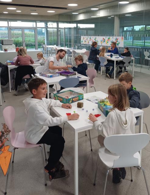 Spieltische mit Spielern