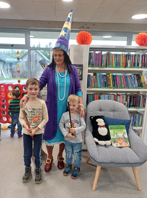 Zilly mit begeisterten Kindern 