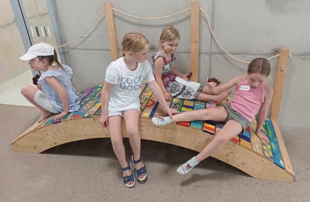 Kinder beim gemeinsamen Lachen