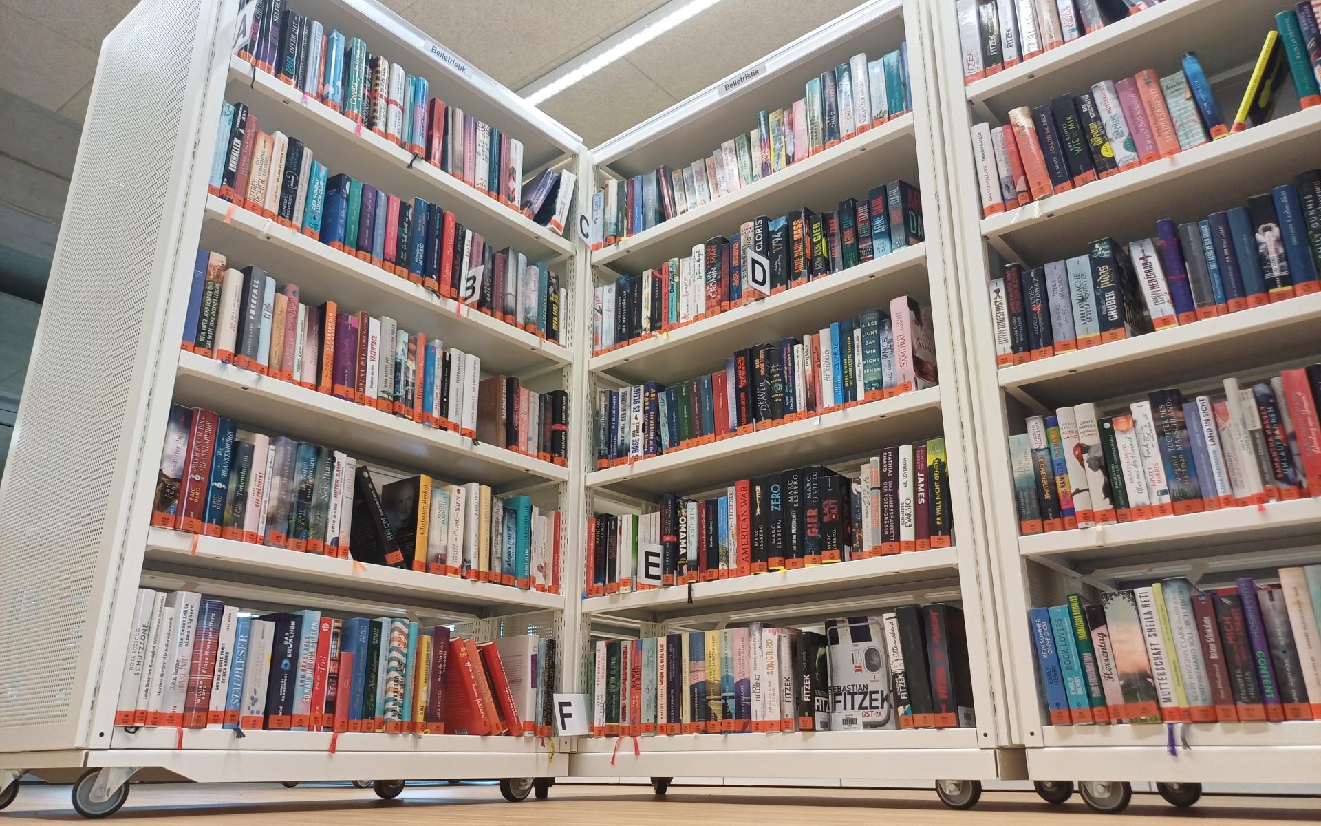 Bücherregal von unten