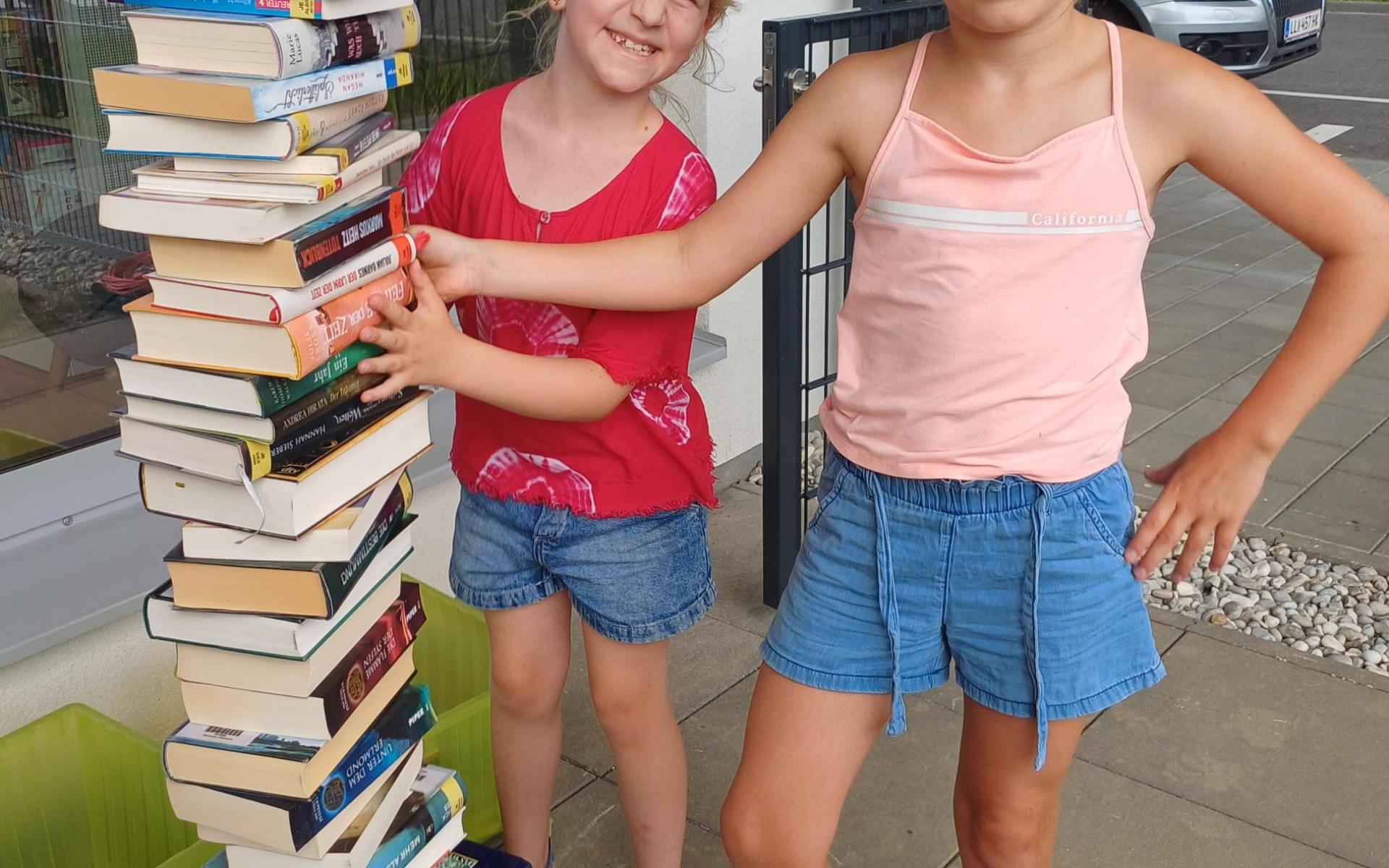 Bücherturm mit 2 VS Kindern