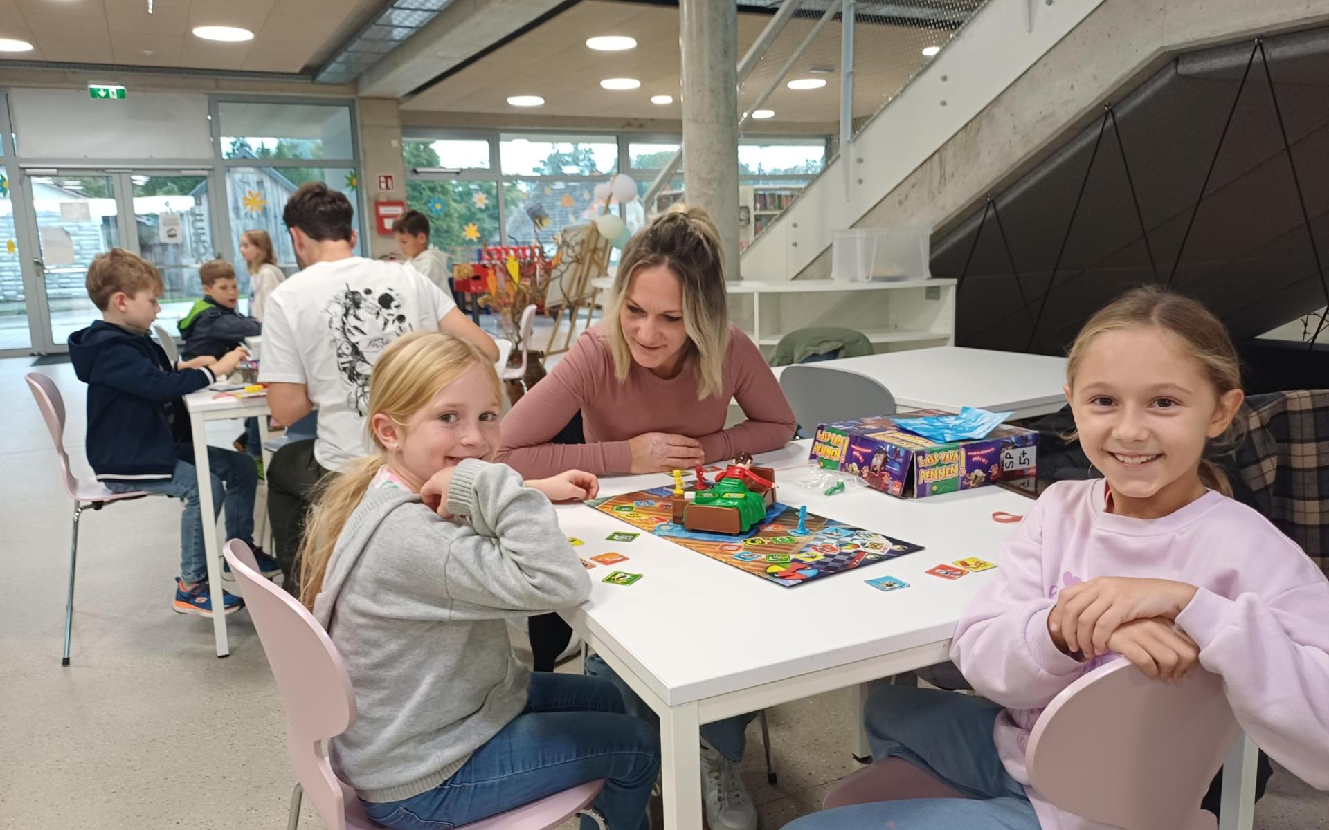 Tisch mit Spieler*innen