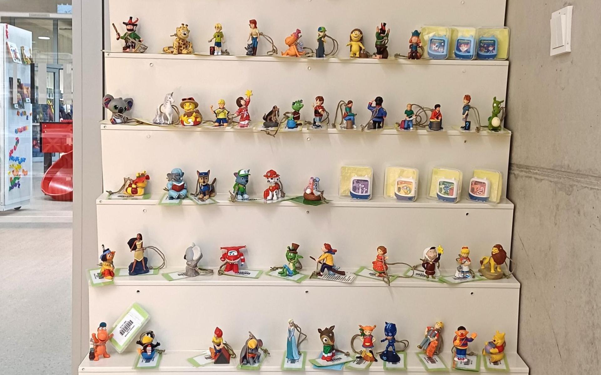 Weißes Regal mit vielen Tonies 