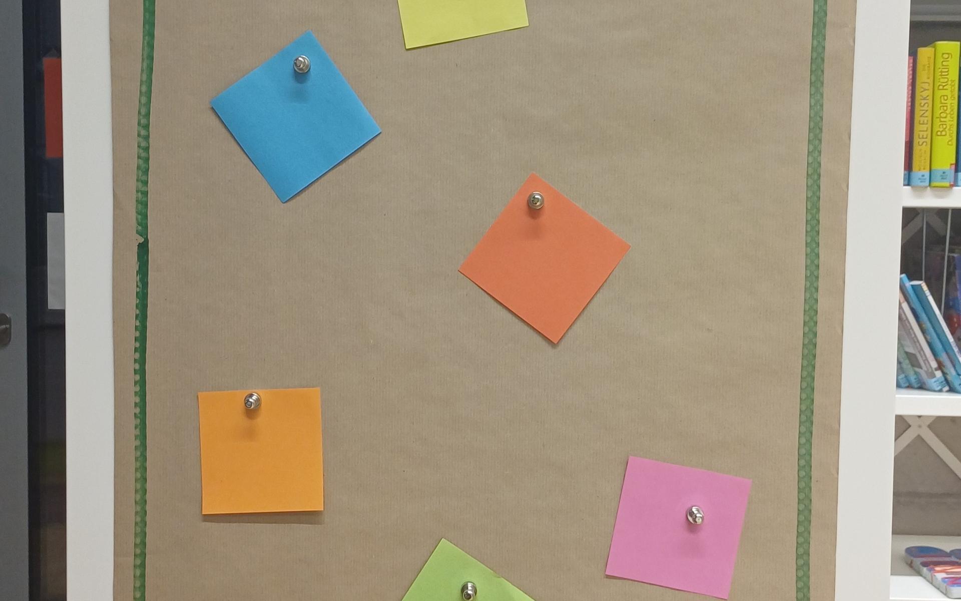 Regalseitenwand mit Buchempfehlungen! 