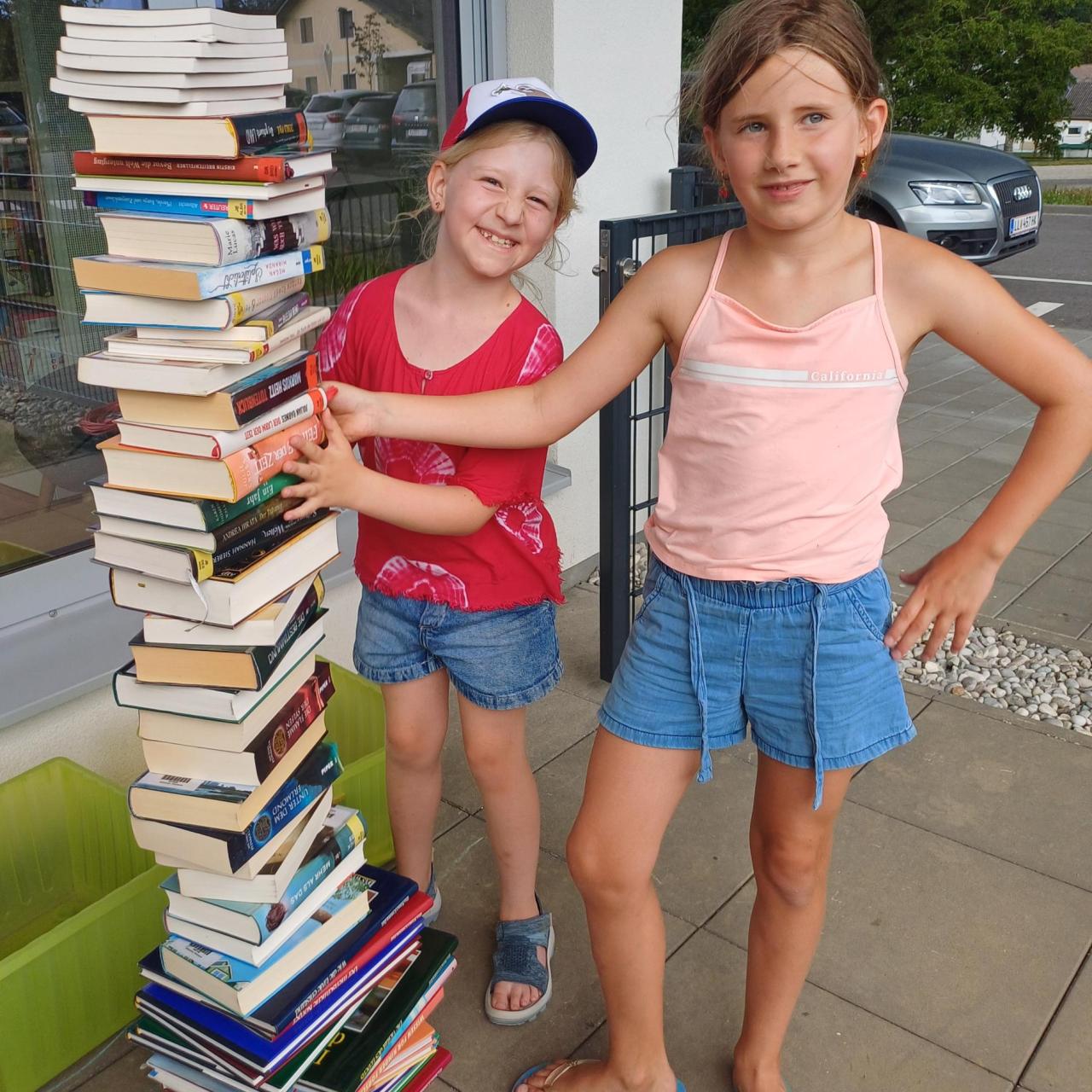 Bücherturm mit 2 VS Kindern