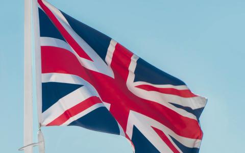 Englische Flagge wehend im Wind 