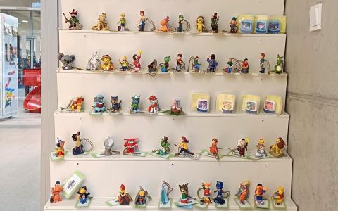 Weißes Regal mit vielen Tonies 