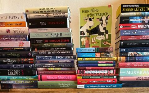 Bücherstapel vom Einkauf